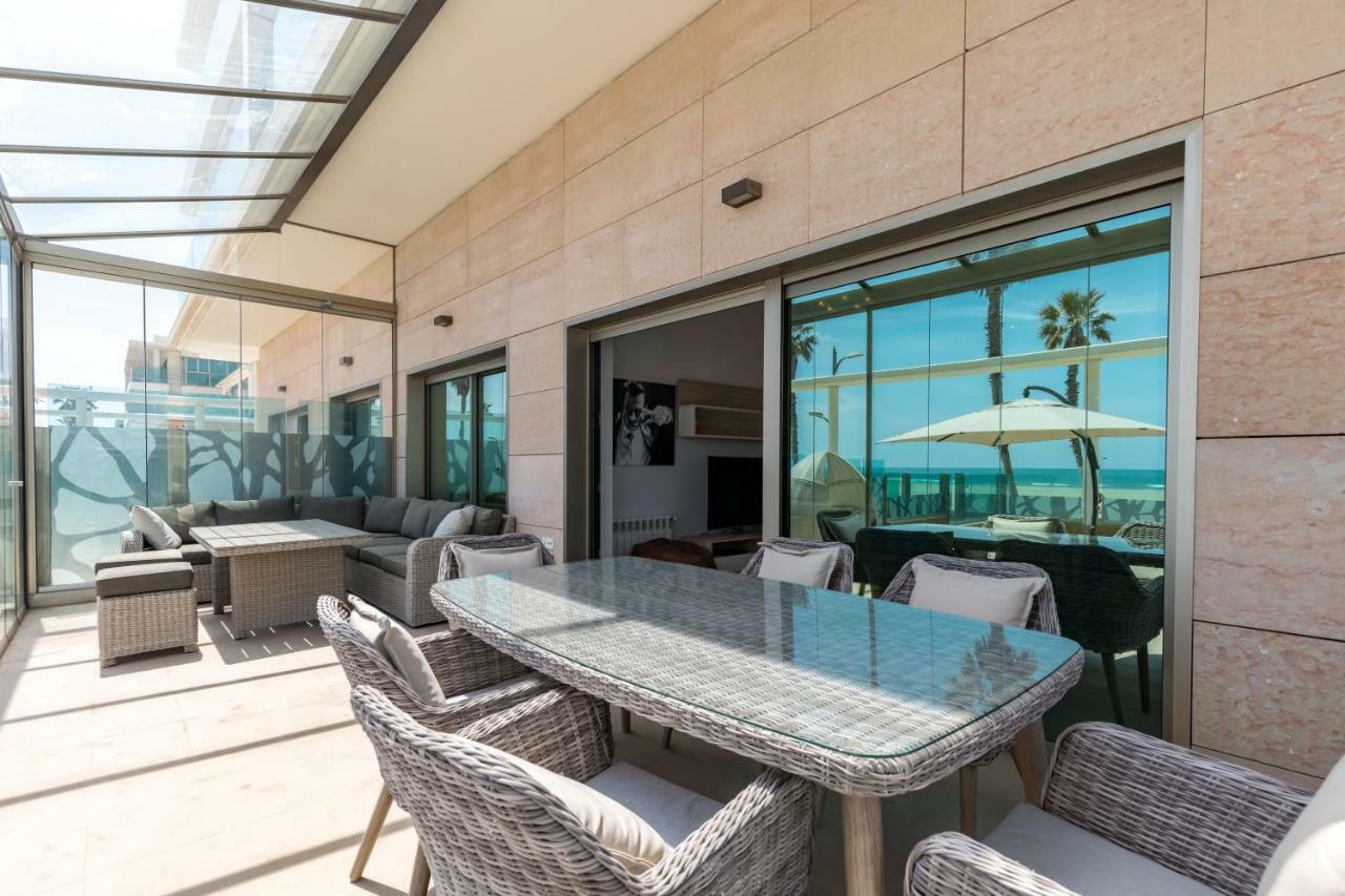 Luxury Beach Front Apartment With Pool Valencia Exterior photo